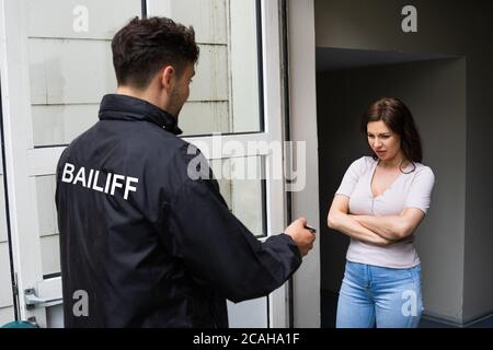 Gerichtsvollzieher Beschlagnahme Oder Verhaftung Von Junger Frau Vor Gericht Stockfoto