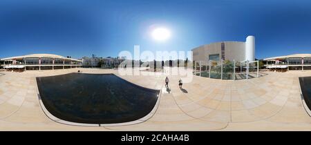 400 x 180 Grad-Panorama:Habima Square mit dem Charles Bronfman Auditorium, Tel Aviv, Israel (nur für redaktionelle Verwendung. Keine Werbung. Referen Stockfoto