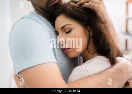 Mann Freund Umarmt Depressive Frau Freundin In Beziehung Stockfoto