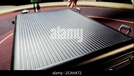 Stapel von bunten Poker-Chips und Karten für den Fall auf Rotes Tuch im Casino Glücksspiel Chance Stockfoto