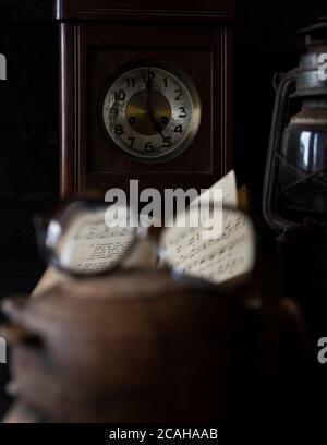 Vintage-Uhr und alte bibel sah durch ein paar Gläser Stockfoto