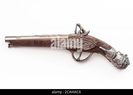 Schusswaffen aus der amerikanischen Revolution und antike Sammlerstücke Konzept Mit verzierter altmodischer Duell-Feuerstein-Pistole isoliert auf Weiß Rückg Stockfoto