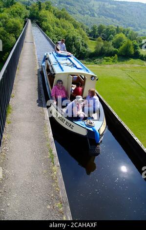 Kanalboot auf Pontcysyllte Aqueduct Stockfoto