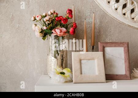 Vintage leere Holzrahmen und Rose in einer Vase auf Ein weißes Regal Stockfoto