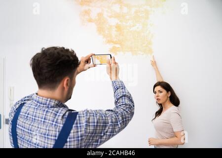 Flecken An Der Decke Durch Wasseraustritt Und Überschwemmung Stockfoto