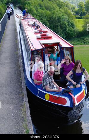 Kanalboot auf Pontcysyllte Aqueduct Stockfoto