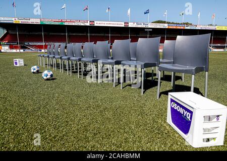 Volendam, Niederlande. August 2020. VOLENDAM, 07-08-2020, Kras Stadion, Niederländischer Fußball, Keuken Kampioen Divisie, Saison 2020/2021. Stühle auf dem Platz während der Photocall Volendam Credit: Pro Shots/Alamy Live News Stockfoto