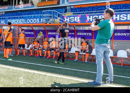 Volendam, Niederlande. August 2020. VOLENDAM, 07-08-2020, Kras Stadion, Niederländischer Fußball, Keuken Kampioen Divisie, Saison 2020/2021. Volendam Spieler warten im Schatten vor dem Photocall Volendam Kredit: Pro Shots/Alamy Live News Stockfoto