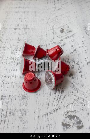 Vertikale Aufnahme von Kaffeekapseln isoliert auf einem hölzernen Hintergrund Stockfoto