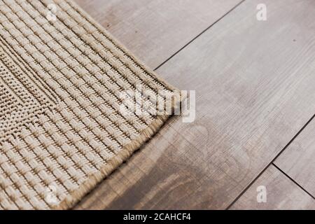 Parkettboden mit beigefarbenem weichen Teppich Stockfoto