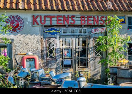 Kutens Petrol ist ein berühmtes Vintage-Restaurant auf Fårö in Schweden, das sich klassischen Rock and Roll, rostigen alten Autos und Americana widmet. Stockfoto