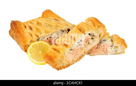 In Scheiben geschnittenes Blätterteig überzogen Lachs Wellington mit Käse Spinat Füllung Isoliert auf weißem Hintergrund Stockfoto