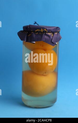 Köstlicher und süßer Pfirsichsaft im Glas Der blaue Hintergrund Stockfoto