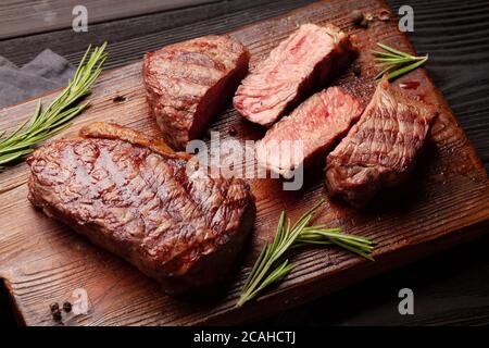 Gegrilltes Rindersteak mit Gewürzen und Kräutern Stockfoto