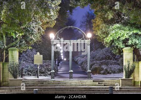 ATHEN, GEORGIEN - 17. JANUAR 2018: Campus-Bogen der Universität von Georgien mit historischer Staatsmarkierung im Winter auf zweierlei. Stockfoto