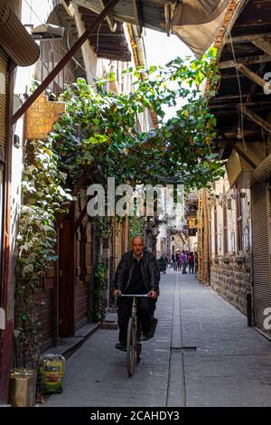 Damaskus, Syrien 03/28/2010: Blick auf eine schmale Gasse in der Altstadt von Damaskus. Dies ist eine gepflasterte Straße mit historischen Gebäuden in bot Stockfoto