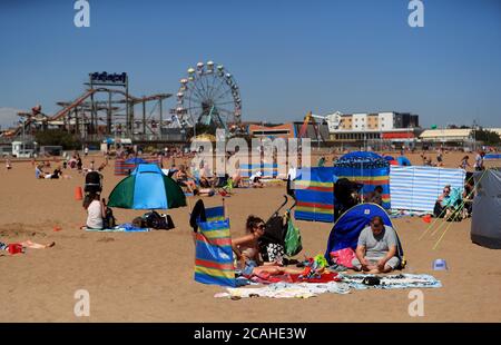 Die Menschen sonnen sich in Skegness, wenn das warme Wetter weitergeht. Stockfoto