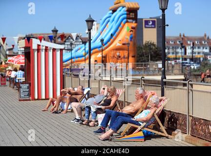 Die Menschen sonnen sich in Skegness, wenn das warme Wetter weitergeht. Stockfoto