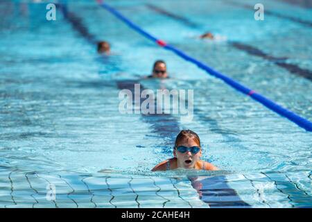 Schwimmer genießen den Pool im Woodgreen Leisure Centre, Oxfordshire, wenn das warme Wetter anhält. Stockfoto