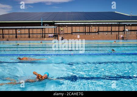 Schwimmer genießen den Pool im Woodgreen Leisure Centre, Oxfordshire, wenn das warme Wetter anhält. Stockfoto