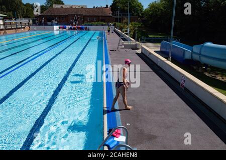 Schwimmer genießen den Pool im Woodgreen Leisure Centre, Oxfordshire, wenn das warme Wetter anhält. Stockfoto