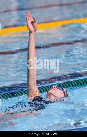 Schwimmer genießen den Pool im Woodgreen Leisure Centre, Oxfordshire, wenn das warme Wetter anhält. Stockfoto