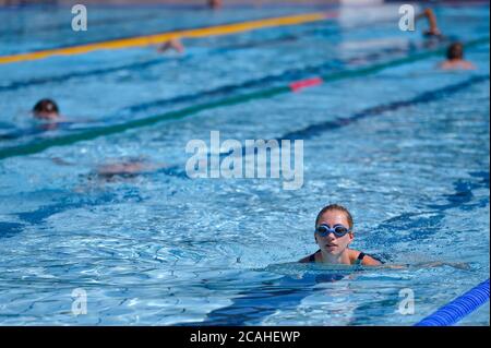 Schwimmer genießen den Pool im Woodgreen Leisure Centre, Oxfordshire, wenn das warme Wetter anhält. Stockfoto