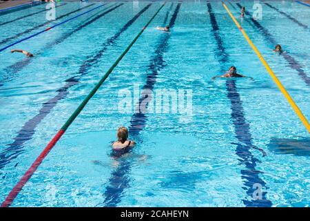 Schwimmer genießen den Pool im Woodgreen Leisure Centre, Oxfordshire, wenn das warme Wetter anhält. Stockfoto