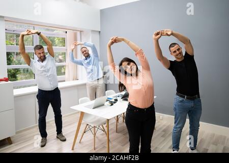 Stretch-Übung Business Group Workout Im Büro Stockfoto