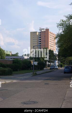 Die Barmbeker Weg Ecke Oldesloer Weg in Staaken, Berlin-Spandau mit Blick auf das Hochhaus Haberlandweg 2. Stockfoto