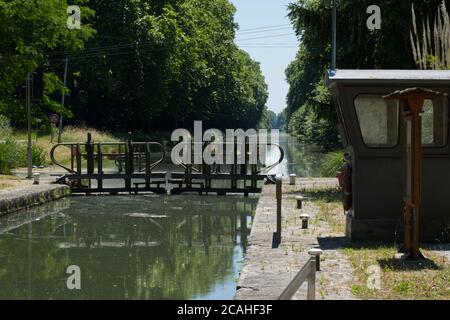 Der Canal Lateral de la Garonne bei ecluse (Schleuse) 43 de la Gaulette, in der Nähe von Calonges, Lot-et-garonne, Frankreich Stockfoto