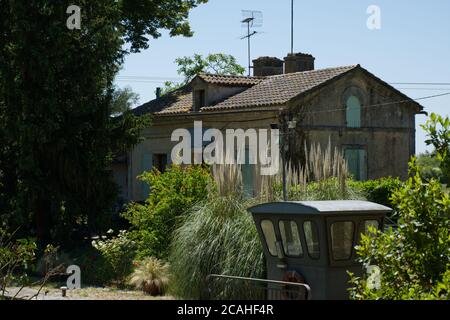 Das Schleusenwärterhaus in ecluse (Schleuse) 43 de la Gaulette, am Canal Lateral de la Garonne in der Nähe von Calonges, Lot-et-garonne, Frankreich Stockfoto