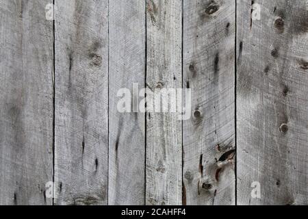 Natürliche alte vintage knotty verwitterte alte Holz Zaun Board vertikal Ansicht geeignet für Website Hintergrund Marketing Hintergründe Backdrops Architektur Stockfoto