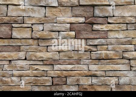 Natürliche Bräune und braun dünn geschnitten gestapelten Steinblock Wand Mit Schatten und geraden Linien geeignet für Website-Hintergrund-Marketing Hintergrund Hintergrund Stockfoto