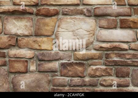 Alte ungerade Form braun und braun dick geschnitten Steinblock Wand mit Fugenschatten und geraden Linien geeignet für Website Hintergrund Marketing Hintergründe Stockfoto