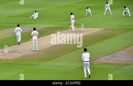 Englands Ollie Pope reagiert, nachdem er vom pakistanischen Shadab Khan, der von Naseem Shah am dritten Tag des ersten Testmatches im Emirates Old Trafford, Manchester, geduckt wurde, erwischt wurde. Stockfoto