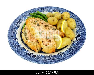 In Scheiben geschnittenes Blätterteig überzogene Lachs-Wellington-Mahlzeit mit neuen Kartoffeln Und Spargel isoliert auf weißem Hintergrund Stockfoto