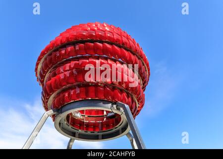 'Dortmunder Rosen' vibrierende rote öffentliche Kunstinstallation aus recycelten Autoleuchten von Winter / Hoerbelt, außerhalb des Dortmunder U Museums, Deutschland Stockfoto