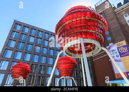 'Dortmunder Rosen' vibrierende rote öffentliche Kunstinstallation aus recycelten Autoleuchten von Winter / Hoerbelt, außerhalb des Dortmunder U Museums, Deutschland Stockfoto