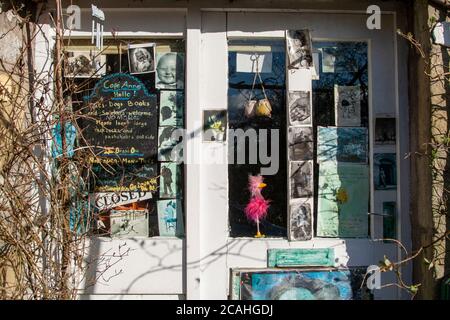 Vorderseite des 'Cafe Anne', das Anne Davis gehört, enger Freund des britischen Dramatikers Alan Bennett, fotografiert im März 2009, kurz nach ihrem Tod. Stockfoto
