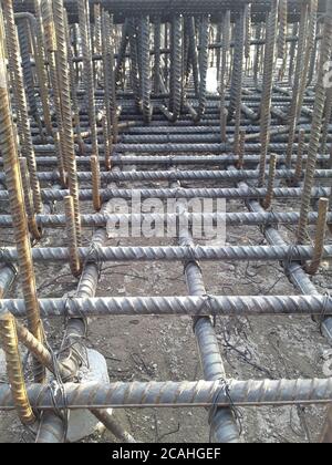 Vertikaler Schuss von Metallverstärkung Rahmen Stockfoto