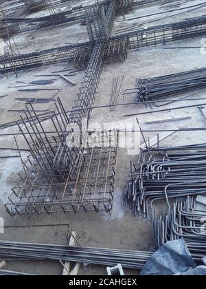 Vertikaler Schuss von Metallverstärkung Rahmen Stockfoto