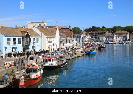 Der hübsche alte Hafen in Weymouth, Dorset, an einem geschäftigen Sommertag, an der südenglischen Küste, Großbritannien Stockfoto
