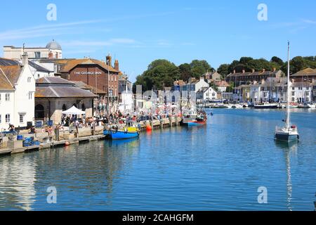 Der hübsche alte Hafen in Weymouth, Dorset, an einem geschäftigen Sommertag, an der südenglischen Küste, Großbritannien Stockfoto