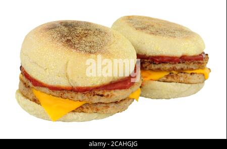 Würstchen Burger und Käse Sandwiches in englischen Muffins isoliert Ein weißer Hintergrund Stockfoto