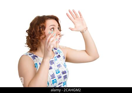 Porträt einer jungen rothaarigen übergewichtigen schockierten Frau auf einem weißen Hintergrund isoliert Stockfoto