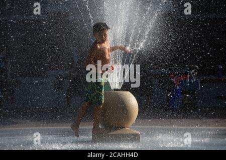 Junge Abkühlung in Fountain, Piers Park, Boston, Massachusetts Stockfoto