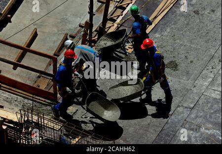 Rio de Janeiro, Brasilien 13. November 2018 Arbeiter transportieren Zement als Bau eines Geschäftsgebäudes Stockfoto