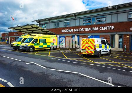 NHS Krankenwagen außerhalb der Regionalen großes Trauma Center oder Unfall und Notfall bei James Cook University Hospital in Middlesbrough Stockfoto