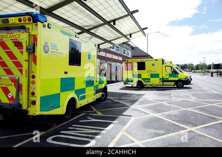 NHS Krankenwagen außerhalb der Regionalen großes Trauma Center oder Unfall und Notfall bei James Cook University Hospital in Middlesbrough Stockfoto